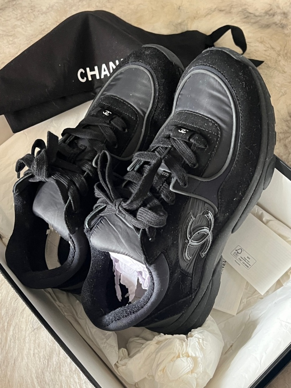 CHANEL Black unisex  Low-Top CC Emblem Sneakers - Picture 5 of 9